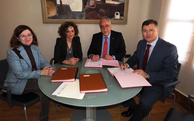 El ayuntamiento de Manzanares y COCEMFECR firman un convenio para desarrollar acciones de inserción socio-laboral