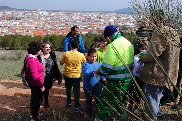 Valdepeñas Medio Ambiente organizó una plantación con 175 escolares con motivo del Día Mundial Forestal