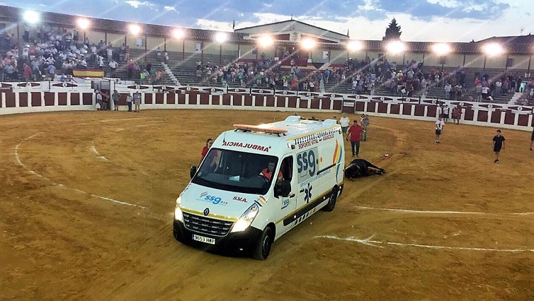 Podemos Valdepeñas denuncia la utilización de una ambulancia para el arrastre de un toro en un festejo taurino