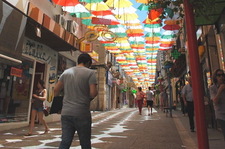 Los colores de los paraguas de Valdepeñas rendirán homenaje este verano a Europa