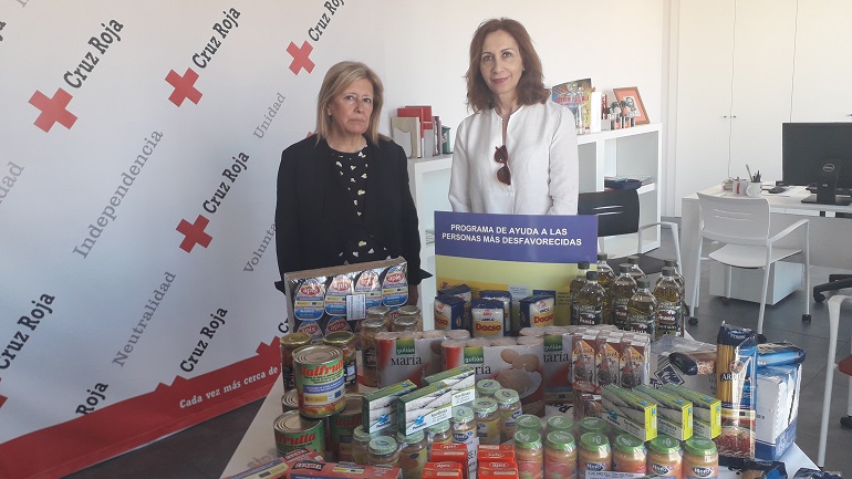 La subdelegada Mª Ángeles Herreros y la coordinadora provincial de Cruz Roja, Messía de la Cerda revisan la primera entrega anual de alimentos para el 2019