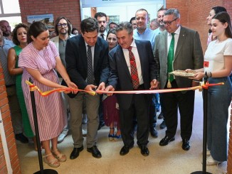Miguel Ángel Valverde, inaugura Mencatur junto al alcalde de Villanueva de la Fuente, Desiderio Navarro
