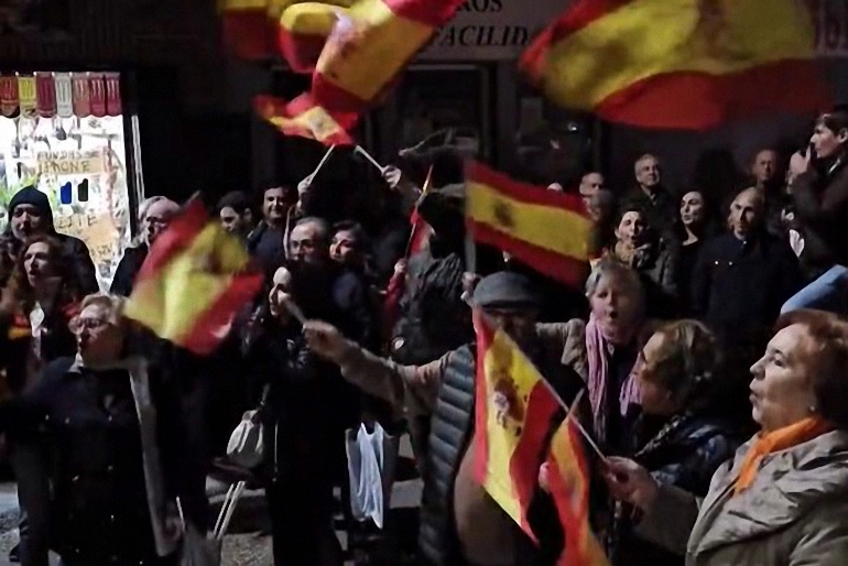 Protestas contra la amnistía en Ciudad Real frente a la sede del PSOE