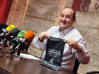 Valdepeñas hace entrega gratuita de bolsas higiénicas 100% biodegradables a propietarios de canes