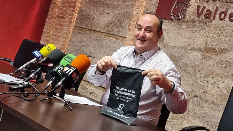 Valdepeñas hace entrega gratuita de bolsas higiénicas 100% biodegradables a propietarios de canes