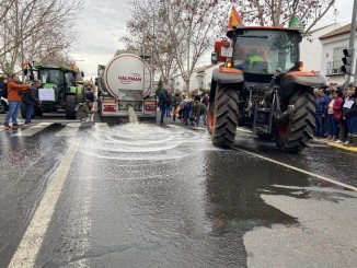 Agricultores de Ciudad Real protestan vertiendo 25.000 litros de vino francés contra las políticas hidrológicas