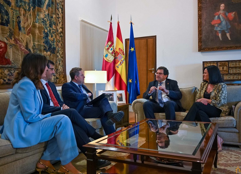 Valverde pide a Page la colaboración necesaria de la Junta para abordar cuestiones vitales para el desarrollo social, económico y turístico de la provincia