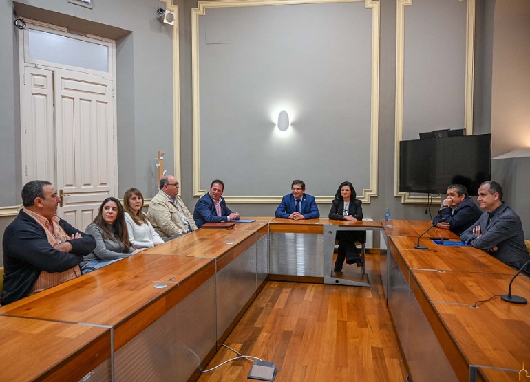 Valverde pide a la Junta más apoyo económico para las residencias de mayores gestionadas por ayuntamientos de la provincia