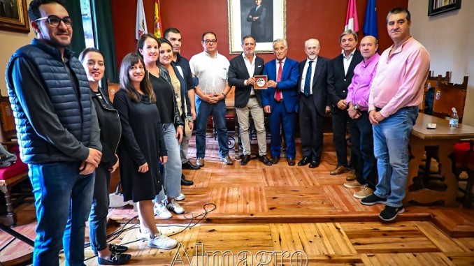 Almagro honra a Mauricio Fernández Garza como Hijo Adoptivo