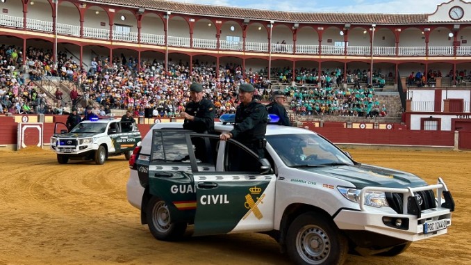 La exhibición de la Guardia Civil en Ciudad Real reúne a más de 3.500 alumnos por el Día del Pilar