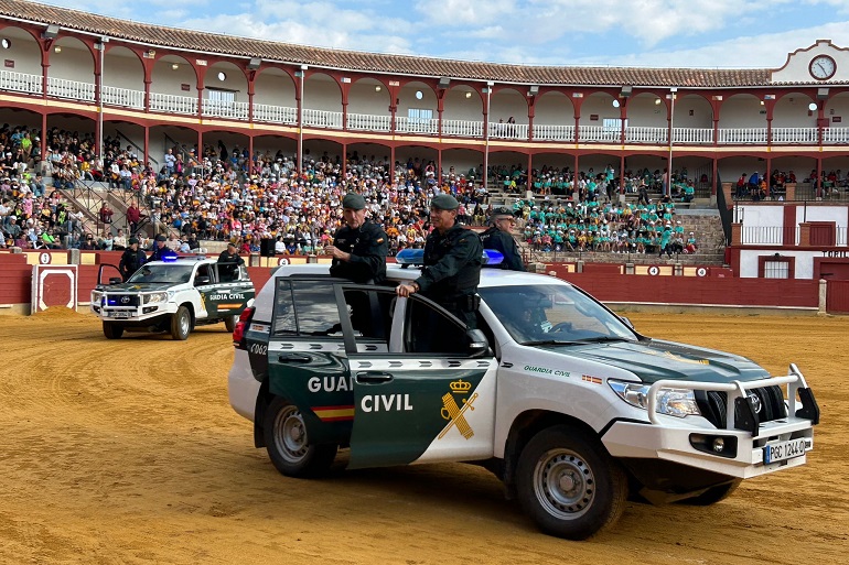 La exhibición de la Guardia Civil en Ciudad Real reúne a más de 3.500 alumnos por el Día del Pilar