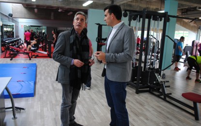 Valdepeñas: Jesús Martín visitó el nuevo gimnasio de Los Llanos