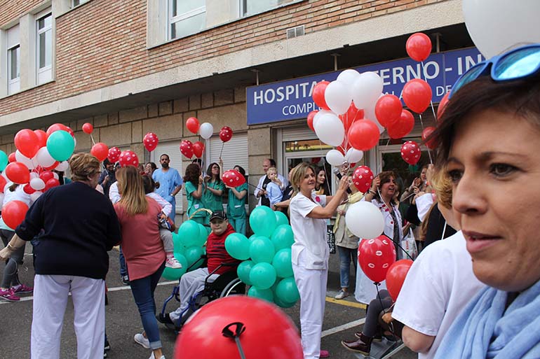 Niños ingresados, familiares y profesionales de hospitales de Castilla-La Mancha se han sumado a la campaña de lanzamiento de besos