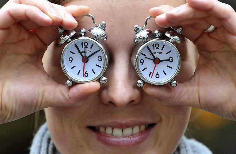 MUN800 MÚNICH (ALEMANIA) 28/10/2011.- Una empleada del fabricante de relojes Carlton sostiene dos despertadores de la empresa para recordar sobre el cambio de hora que se producirá en la madrugada del sábado 30 de octubre al domingo 31, cuando los relojes se retrasarán una hora. La modificación horaria se realiza en cumplimiento de la Directiva Comunitaria que rige el Cambio de Hora y que afecta a todos los países miembros de la Unión Europea, por lo que a las 3:00 horas de la madrugada del domingo serán las 2:00 horas. EFE/ANDREAS GEBERT