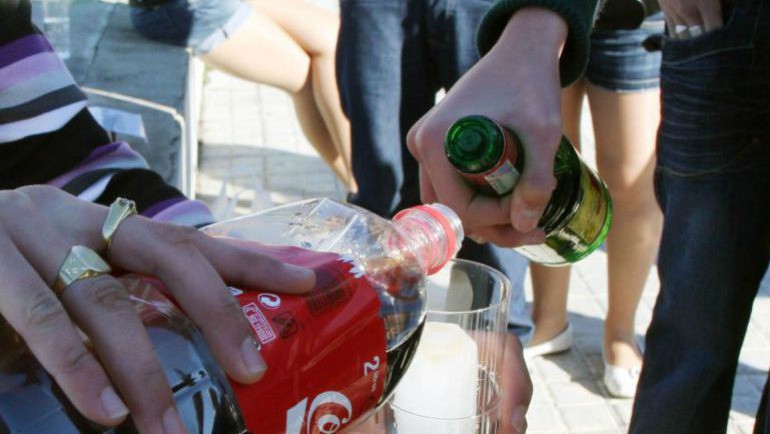 La nueva ley contra el consumo de alcohol multará a los padres de los menores que sean cogidos consumiendo alcohol