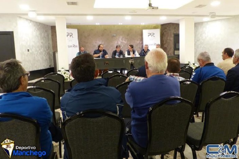 Ciudad Real El Deportivo Manchego se disuelve y negocia con el CD Manchego Ciudad Real su integración en el mismo