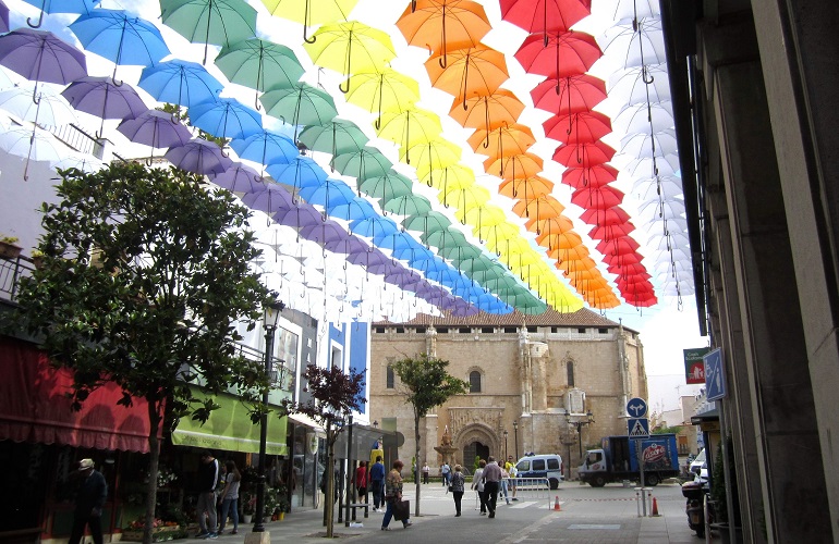 Valdepeñas reivindica los derechos del colectivo LGTBI con sus paraguas y banderas arco iris