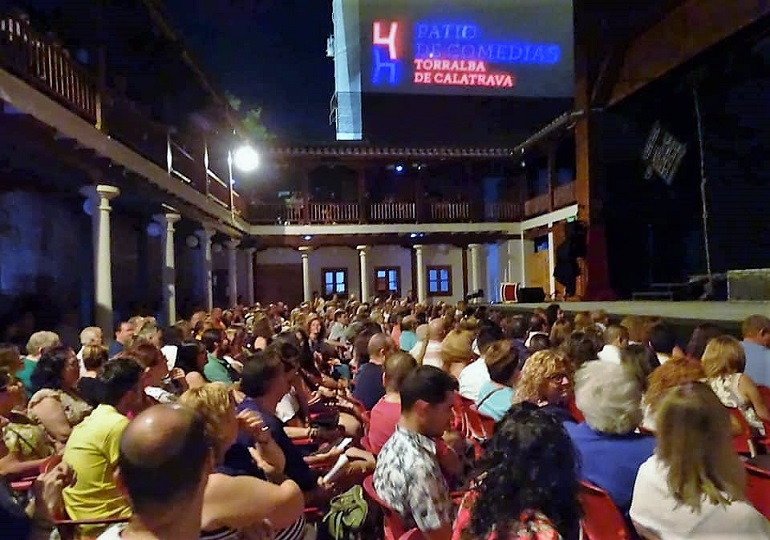El VIII Festival Internacional de Teatro y Títeres de Torralba de Calatrava arrancó con la Compañía Ron Lalá y su puesta en escena de Crimen y telón