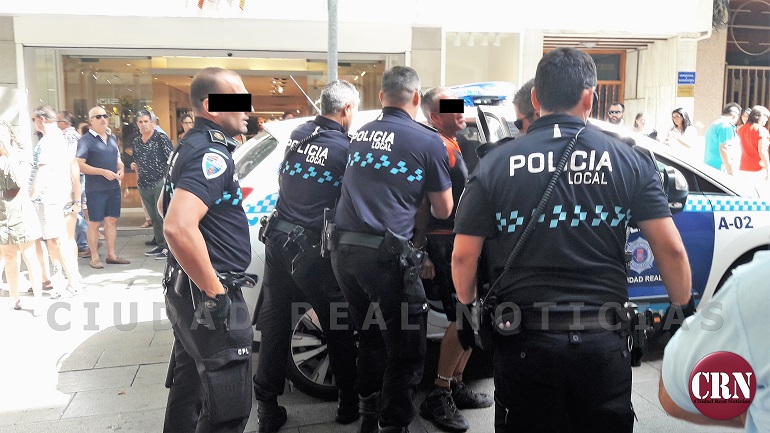Ciudad Real Un Policía Local resulta lesionado durante la detención de un hombre que amenazaba a los transeuntes con una barra de hierro