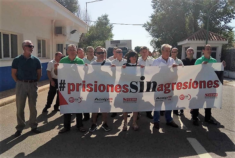 Los funcionarios de prisiones protestan a las puertas de los centros provinciales por las agresiones sufridas por los internos