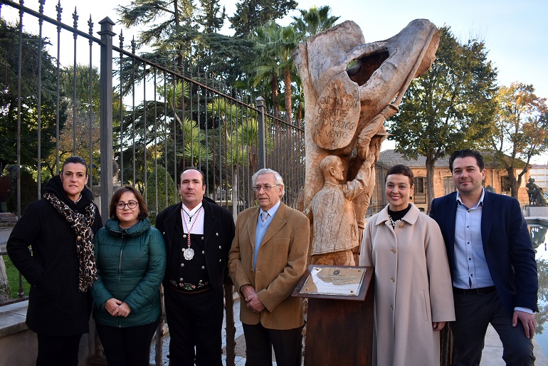 Inaugurada la escultura del Quijote y Sancho en el olmo centenario de la puerta del Parque de Gasset