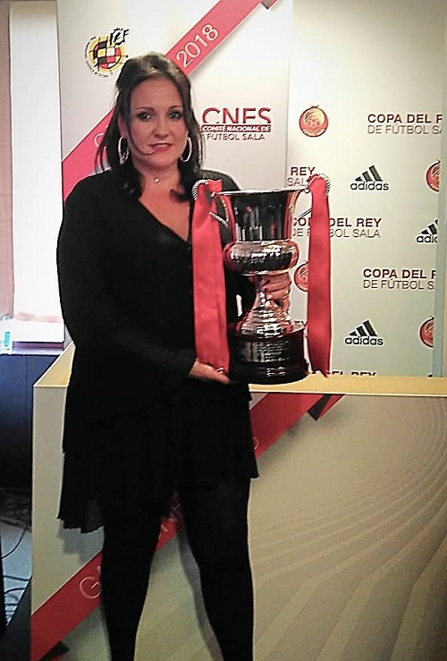 Conchi Ledesma, presidenta Almagro FSF con el trofeon de Campeón de Liga 2017-2018