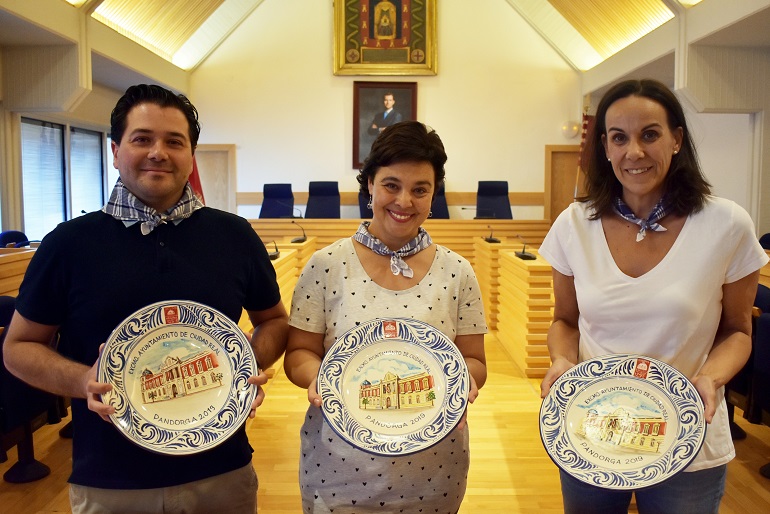 La Diputación Provincial entrega al Ayuntamiento de Ciudad Real los platos de cerámica para la Pandorga