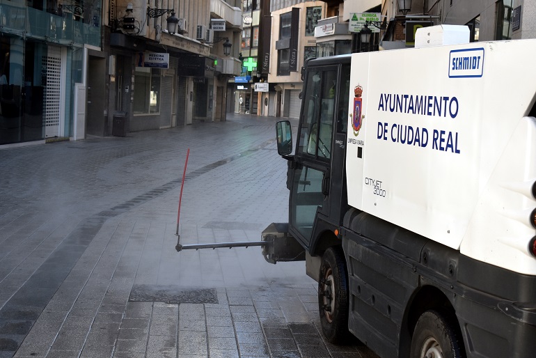 Ciudad Real El Servicio de Limpieza lleva a cabo la desinfección de las calles y lugares con mayor afluencia de personas