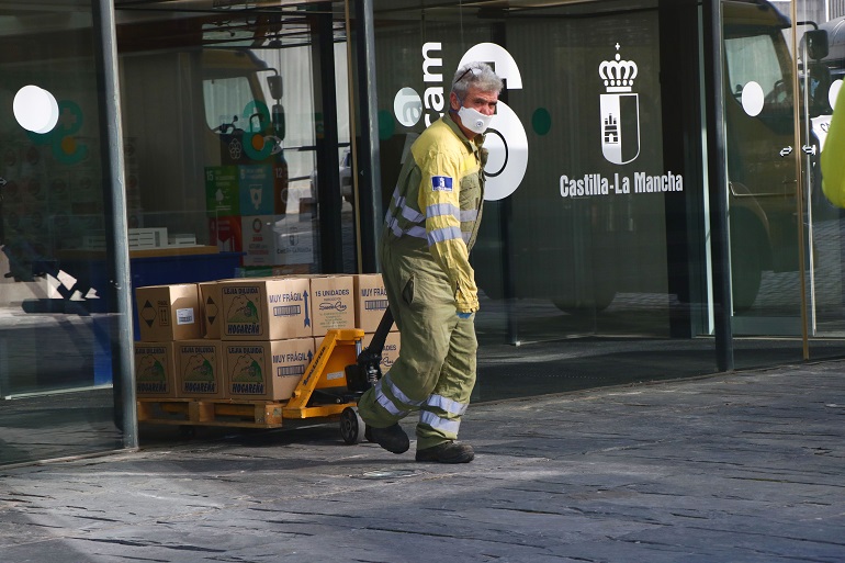 El Gobierno de Castilla-La Mancha realiza un nuevo envío de más de 203.000 artículos de protección para los profesionales sanitarios y 9.400 test rápidos