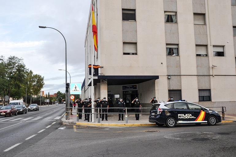 La Comisaría de Policía Nacional en Ciudad Real estrena nuevo emplazamiento para la bandera nacional