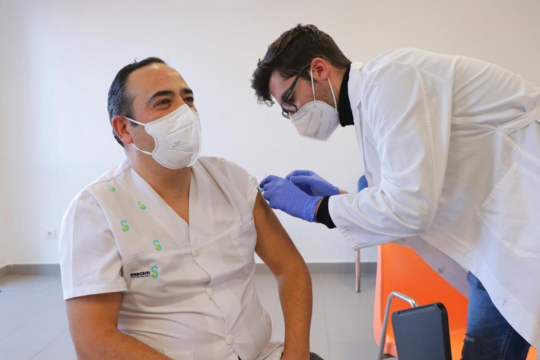 Castilla-La Mancha inició el viernes la vacunación del personal del sistema sanitario regional frente al SARS-Cov2