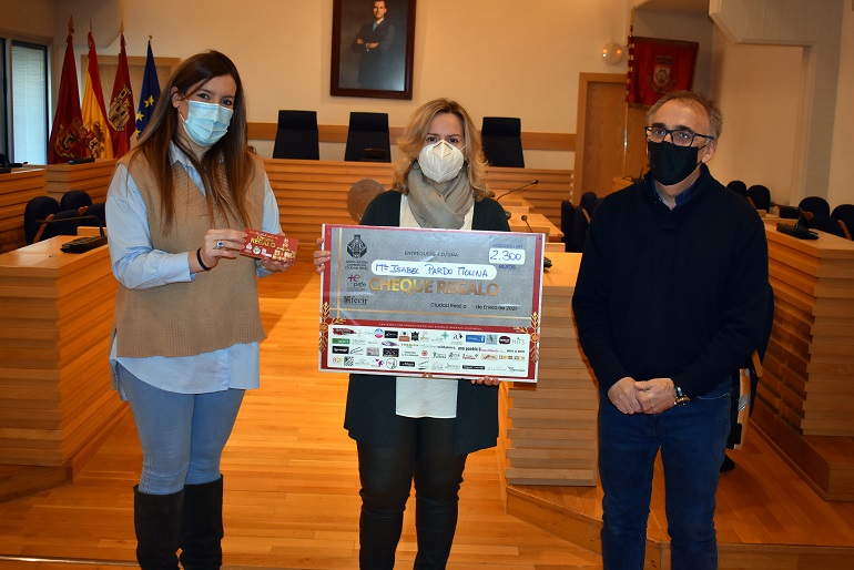 Ciudad Real María Isabel Pardo, ganadora del cheque regalo de 2.300 euros de la campaña de la “Alfombra Azul”