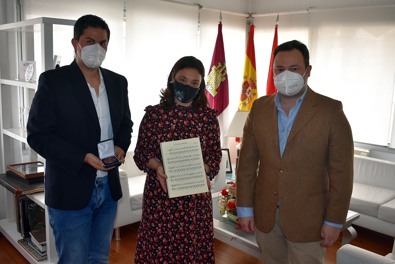 El Dúo Belcorde entrega a la alcaldesa Pilar Zamora la composición “Ciudad Real en el corazón VI Centenario”