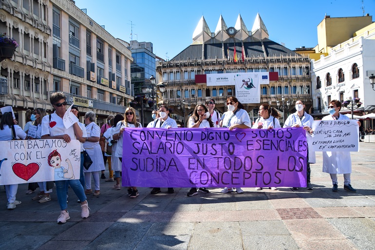 Ciudad Real Las trabajadoras de Ayuda a Domicilio desconvocan la huega tras llegar a un acuerdo de firma de un convenio transitorio hasta finales de año