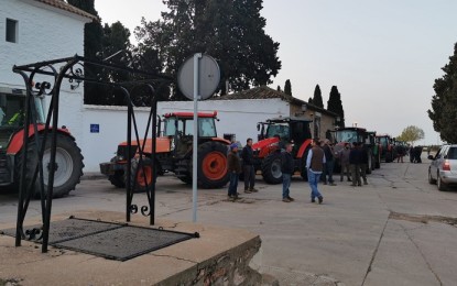 Medio centenar de tractores se manifiestan en Campo de Criptana convocados por ASAJA en la localidad