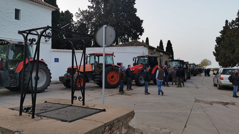 Medio centenar de tractores se manifiestan en Campo de Criptana convocados por ASAJA en la localidad