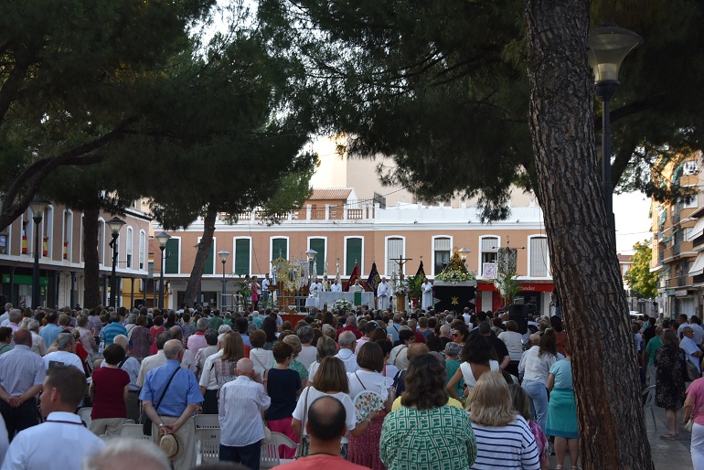 Daimiel La Plaza de España acoge una multitudinaria eucaristía en recuerdo de los fallecidos por COVID
