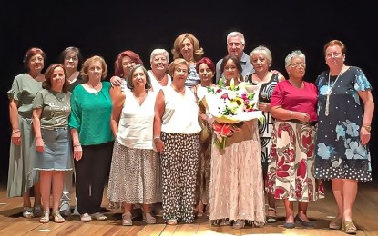 Almodóvar del Campo: El Teatro Municipal rozó el lleno en la apertura de la VI Semana del Mayor con la entregada cantante Laura García