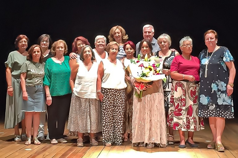 Almodóvar del Campo El Teatro Municipal rozó el lleno en la apertura de la VI Semana del Mayor con la entregada cantante Laura García