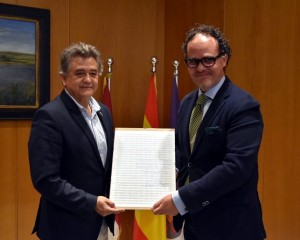 Daimiel: El compositor José Zárate dona al Ayuntamiento parte del manuscrito de la obra “Canto a Castilla-La Mancha”