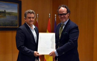 Daimiel: El compositor José Zárate dona al Ayuntamiento parte del manuscrito de la obra “Canto a Castilla-La Mancha”