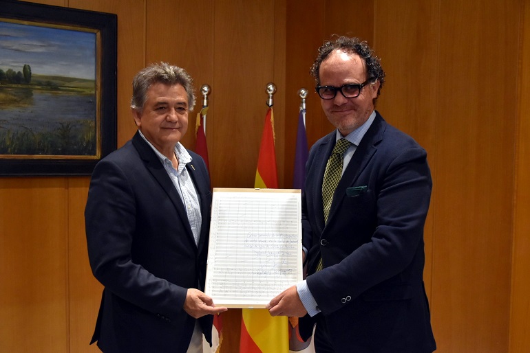 Daimiel El compositor José Zárate dona al Ayuntamiento parte del manuscrito de la obra Canto a Castilla-La Mancha