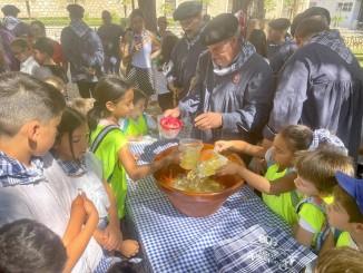 Acercar la fiesta de la Pandorga a los niños de Ciudad Real congregó a un buen número de participantes en los jardines del Prado