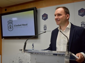 El Ayuntamiento de Ciudad Real tramitará por vía de urgencia el cambio del césped del Polideportivo Juan Carlos I