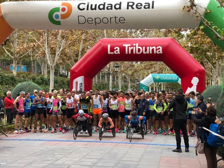 930 atletas han tomado la salida este domingo del Quijote Marató
