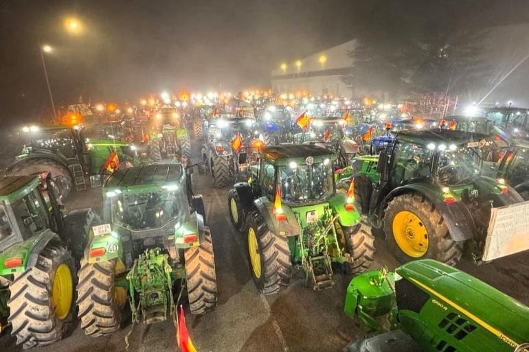 Las protestas agrarias paralizan las carreteras en Ciudad Real Los agricultores reclaman cambios en las políticas europeas