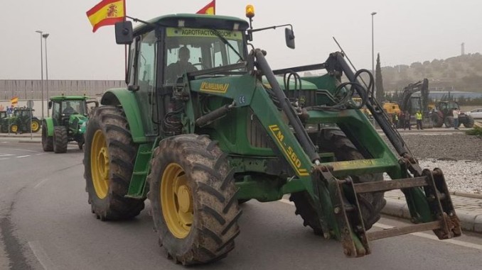 Protesta agraria en Ciudad Real Los tractores se movilizan para denunciar la crisis en el campo