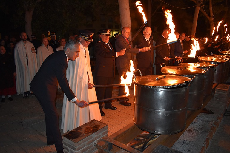 Puertollano revive la magia del Santo Voto Se enciende la llama centenaria en una noche gélida y llena de emociones