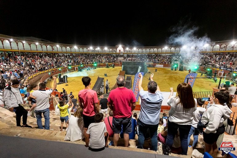 Maikel Melero brilla en el freestyle de motocross en la Plaza de Toros de Ciudad Real