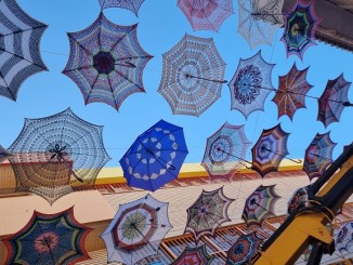 Los paraguas de ganchillo se suman a los 4.000 instalados en las calles de Valdepeñas